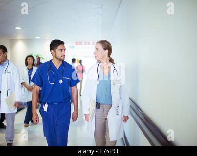 Arzt und Krankenschwester im Krankenhaus Flur im Gespräch Stockfoto