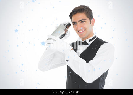 Zusammengesetztes Bild der schönen Barkeeper schütteln einen drink Stockfoto