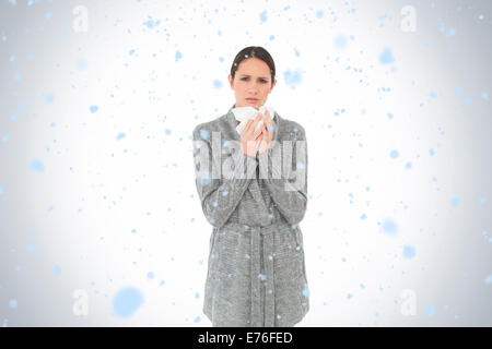 Zusammengesetztes Bild Porträt einer lässigen jungen Frau, die unter Kälte leiden Stockfoto