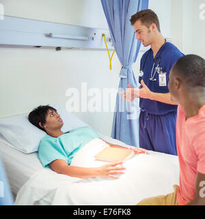Krankenschwester im Gespräch mit Patienten im Krankenzimmer Stockfoto
