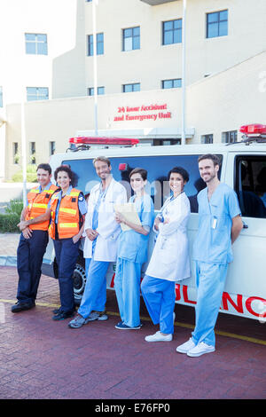 Ärzte, Krankenschwestern und Sanitäter im Krankenwagen lächelnd Stockfoto