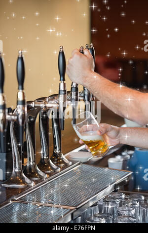 Zusammengesetztes Bild der Barmann ziehen einen Pint Bier Stockfoto