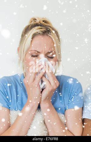 Zusammengesetztes Bild Nahaufnahme einer jungen Frau, die unter Kälte leiden Stockfoto