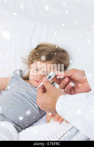 Zusammengesetztes Bild des Arztes halten Thermometer mit kranken Mädchen im Krankenhaus Stockfoto