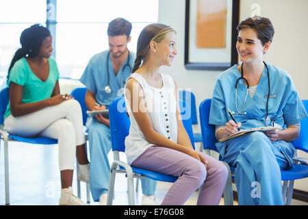 Krankenschwester und Patient im Krankenhaus sprechen Stockfoto