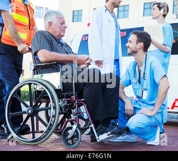 Krankenschwester im Gespräch mit Patienten außerhalb Krankenwagen Stockfoto