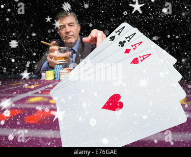 Zusammengesetztes Bild der Spieler halten Whisky am Pokertisch mit digitalen Hand von Karten im Vordergrund Stockfoto