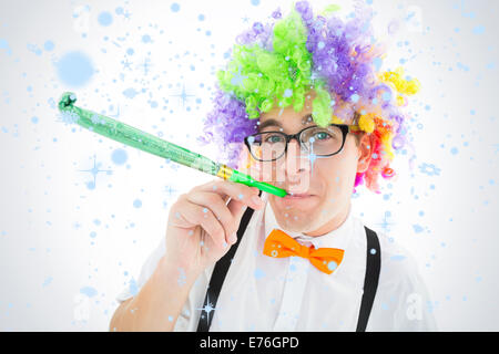 Zusammengesetztes Bild geeky Hipster tragen eine Regenbogen-Perücke Party Horn bläst Stockfoto