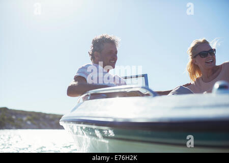 Paar reiten gemeinsam im Boot Stockfoto