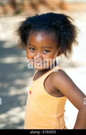 Porträt von niedlichen afrikanischen Youngster in orange Weste im Freien. Stockfoto