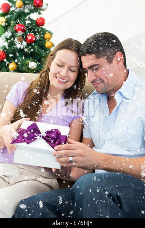 Zusammengesetztes Bild Liebespaar Weihnachtsgeschenk öffnen Stockfoto