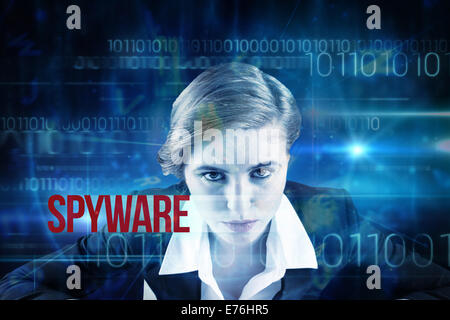 Spyware gegen blaue Technikgestaltung mit Binär-code Stockfoto
