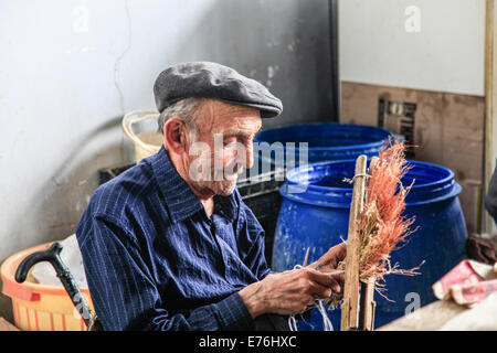 Besen-Hersteller bindet liest in einem Besen Pinsel auf dem Markt, Eriwan, Armenien Stockfoto