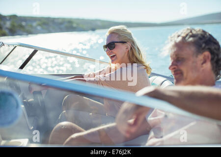 Paar fahren Boot im Wasser Stockfoto