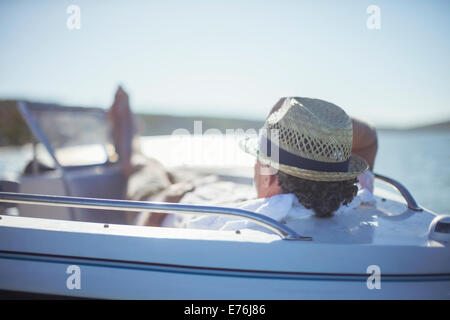 Entspannende älterer Mann im Boot auf dem Wasser Stockfoto