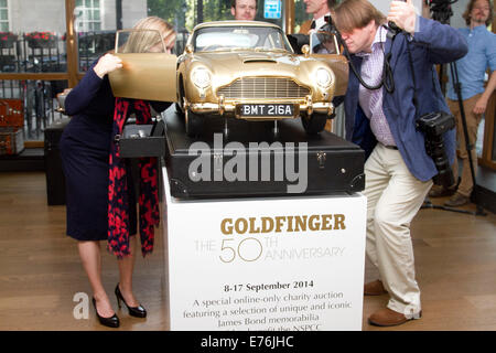 London, UK. 8. September 2014. Eine einmalige vergoldet dritten Nachbau von James Bond's iconic Aston Martin DB5 im Auftrag von EON Productions wird vom Auktionshaus Christies zugunsten NSPCC Nächstenliebe versteigert. Die Replik, die DB5 wurde, unterzeichnet Bond-Produktions-Designer Sir Ken Adam. Bildnachweis: Amer Ghazzal/Alamy Live-Nachrichten Stockfoto