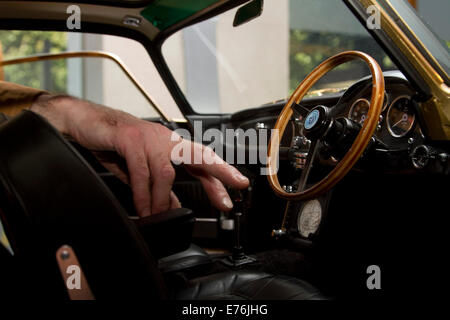 London, UK. 8. September 2014. Eine einmalige vergoldet dritten Nachbau von James Bond's iconic Aston Martin DB5 im Auftrag von EON Productions wird vom Auktionshaus Christies zugunsten NSPCC Nächstenliebe versteigert. Die Replik, die DB5 wurde, unterzeichnet Bond-Produktions-Designer Sir Ken Adam. Bildnachweis: Amer Ghazzal/Alamy Live-Nachrichten Stockfoto