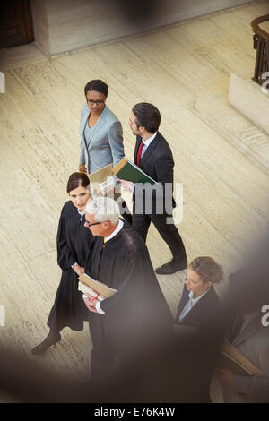 Richter und Anwälte gehen gemeinsam im Gerichtsgebäude Stockfoto