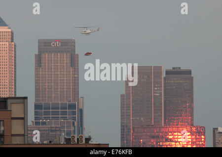 London UK 7. September 2014. Spektakuläre Helikopter-Stunt, um neue Jaguar XE, über die Tower Bridge und Canary Wharf London starten. Stockfoto