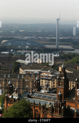 Luftaufnahme von Kelvingrove Art Gallery mit Glasgow Science Center im Hintergrund Stockfoto