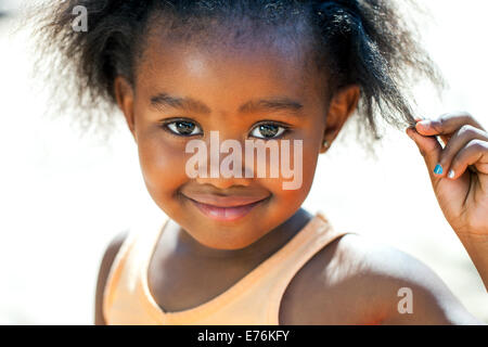 Nahaufnahme Gesicht Schuss von netten afrikanischen Mädchen, die Haare zu berühren. Stockfoto