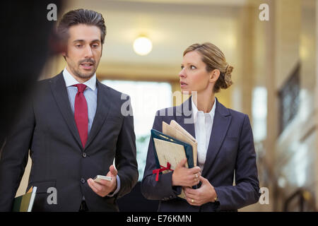 Anwälte gehen zusammen durch Gerichtsgebäude Stockfoto