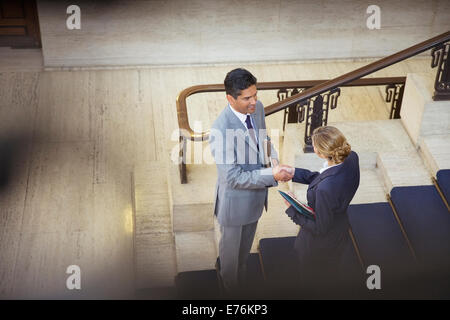 Händeschütteln im Gerichtsgebäude Rechtsanwälte Stockfoto