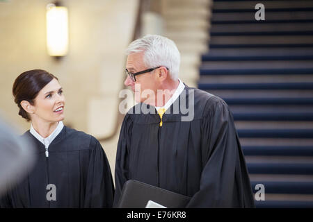 Richter sprechen im Gerichtsgebäude Stockfoto