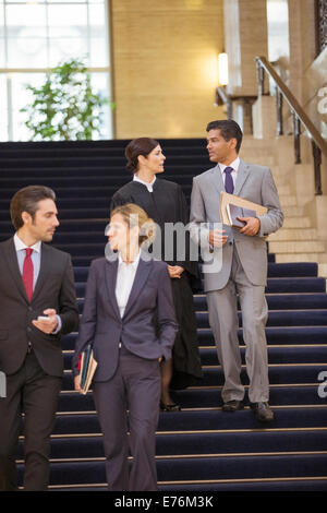 Richter und Anwälte sprechen und zu Fuß durch Gerichtsgebäude Stockfoto