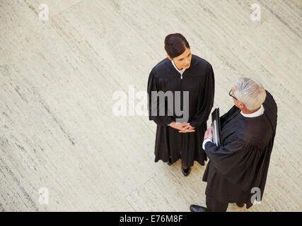 Richter sprechen im Gerichtsgebäude Stockfoto