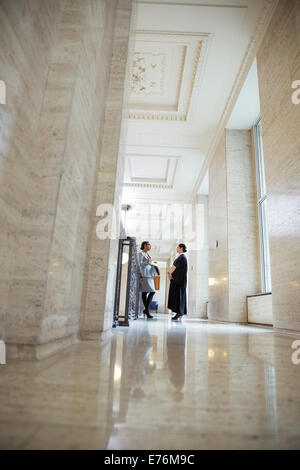 Richter und Anwalt sprechen im Gerichtsgebäude Stockfoto