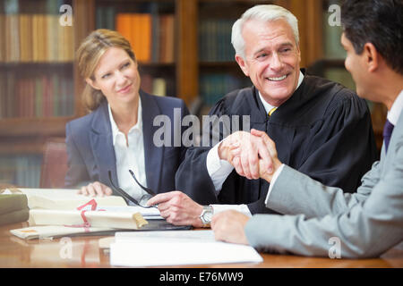 Richter und Anwalt Händeschütteln in Kammern Stockfoto