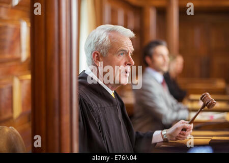 Hämmern Richterhammer vor Gericht Stockfoto