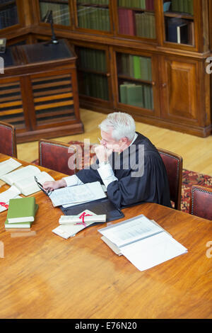 Richters Recherchen im Gerichtsgebäude Stockfoto