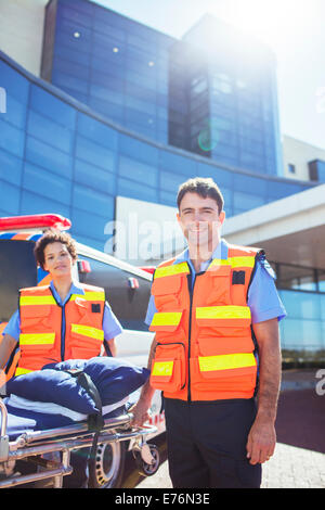 Sanitäter Lächeln Außenseite Krankenhaus Stockfoto
