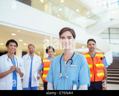 Ärzte, Krankenschwestern und Sanitäter, die lächelnd im Krankenhaus Stockfoto