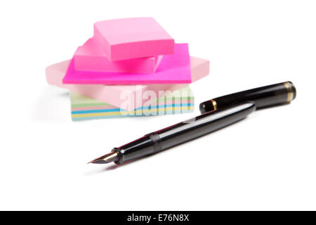 Haufen von Aufklebern mit Stift auf einem weißen Hintergrund isoliert Stockfoto