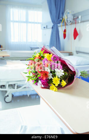 Blumenstrauß im Zimmer im Krankenhaus Stockfoto