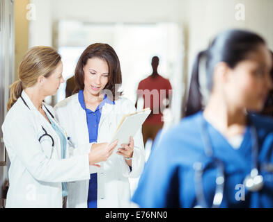 Ärzte, medizinische Diagramm im Krankenhaus Flur lesen Stockfoto