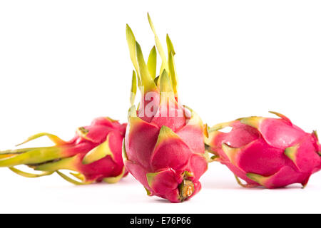 Drei exotische rosa Drachen Früchte, selektiven Fokus auf erste Frucht isoliert auf weißem Hintergrund Stockfoto