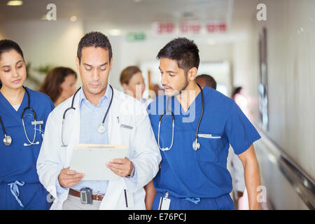 Arzt und Krankenschwester lesen medizinischen Diagramm im Krankenhaus-Flur Stockfoto