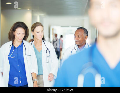 Ärzte im Krankenhaus Flur Wandern Stockfoto