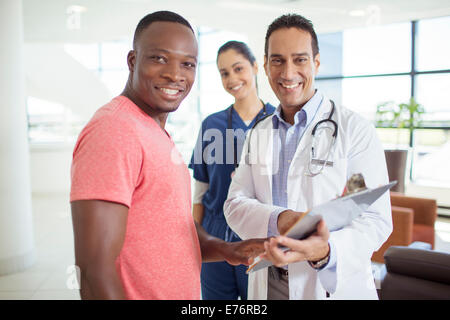 Arzt und Patient im Krankenhaus lächelnd Stockfoto