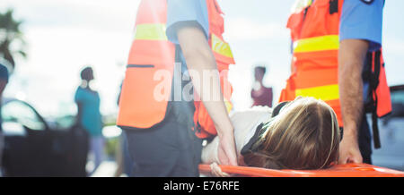 Sanitäter tragen Patienten auf Bahre im freien Stockfoto