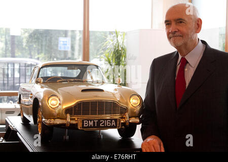 London, UK. 8. September 2014. Hersteller Michael G Wilson und Sir Ken Adamat rufen die Presse. Eine einmalige vergoldet dritten Nachbau von James Bond's iconic Aston Martin DB5 im Auftrag von EON Productions wird vom Auktionshaus Christies zugunsten NSPCC Nächstenliebe versteigert. Die Replik, die DB5 wurde, unterzeichnet Bond-Produktions-Designer Sir Ken Adam. Bildnachweis: Amer Ghazzal/Alamy Live-Nachrichten Stockfoto