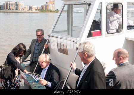 Woolwich, London, UK. 8. Sep, 2014.  Bürgermeister von London, Boris Johnson, besucht TS zäh, einem Großsegler im Rahmen des Monats der Jubilee Sailing Trust Besitz lange völlig Themse Ereignis.  Im Bild: Boris Johnson, Munira Mirza, Beigeordneter für Bildung und Kultur und Team fahren auf einem Motorboot. Bildnachweis: Stephen Chung/Alamy Live-Nachrichten Stockfoto