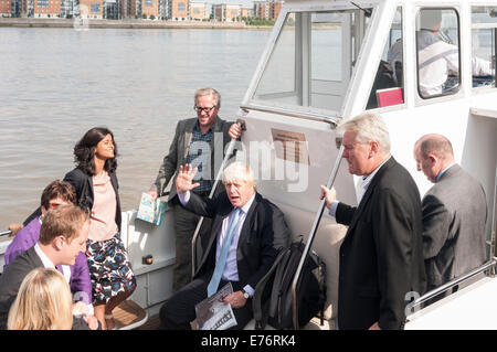 Woolwich, London, UK, 8. September 2014.  Bürgermeister von London, Boris Johnson, besucht TS zäh, einem Großsegler im Rahmen des Monats der Jubilee Sailing Trust Besitz lange völlig Themse Ereignis.  Im Bild: Boris Johnson, Munira Mirza, Beigeordneter für Bildung und Kultur und Team fahren auf einem Motorboot. Bildnachweis: Stephen Chung/Alamy Live-Nachrichten Stockfoto