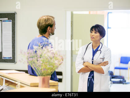 Arzt und Krankenschwester im Krankenhaus sprechen Stockfoto