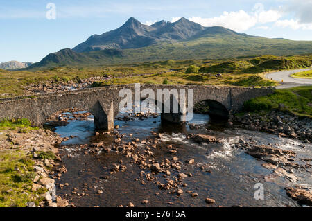 Sligachan Brücke mit Sgurr Nan Gillean Berg der Cuillin Range, Isle Of Skye, Schottland, Vereinigtes Königreich Stockfoto