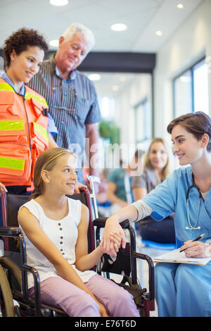 Krankenschwester im Gespräch mit Patienten im Krankenhaus Stockfoto